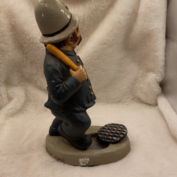 Accents Pinkerton 1989 Annual Figuring Police By Manhole Cover Statue